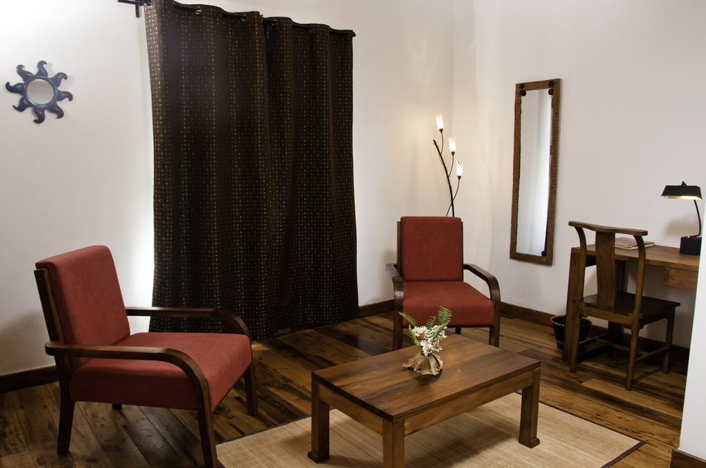 Hotel Restaurant Le Combava Antananarivo Esterno foto