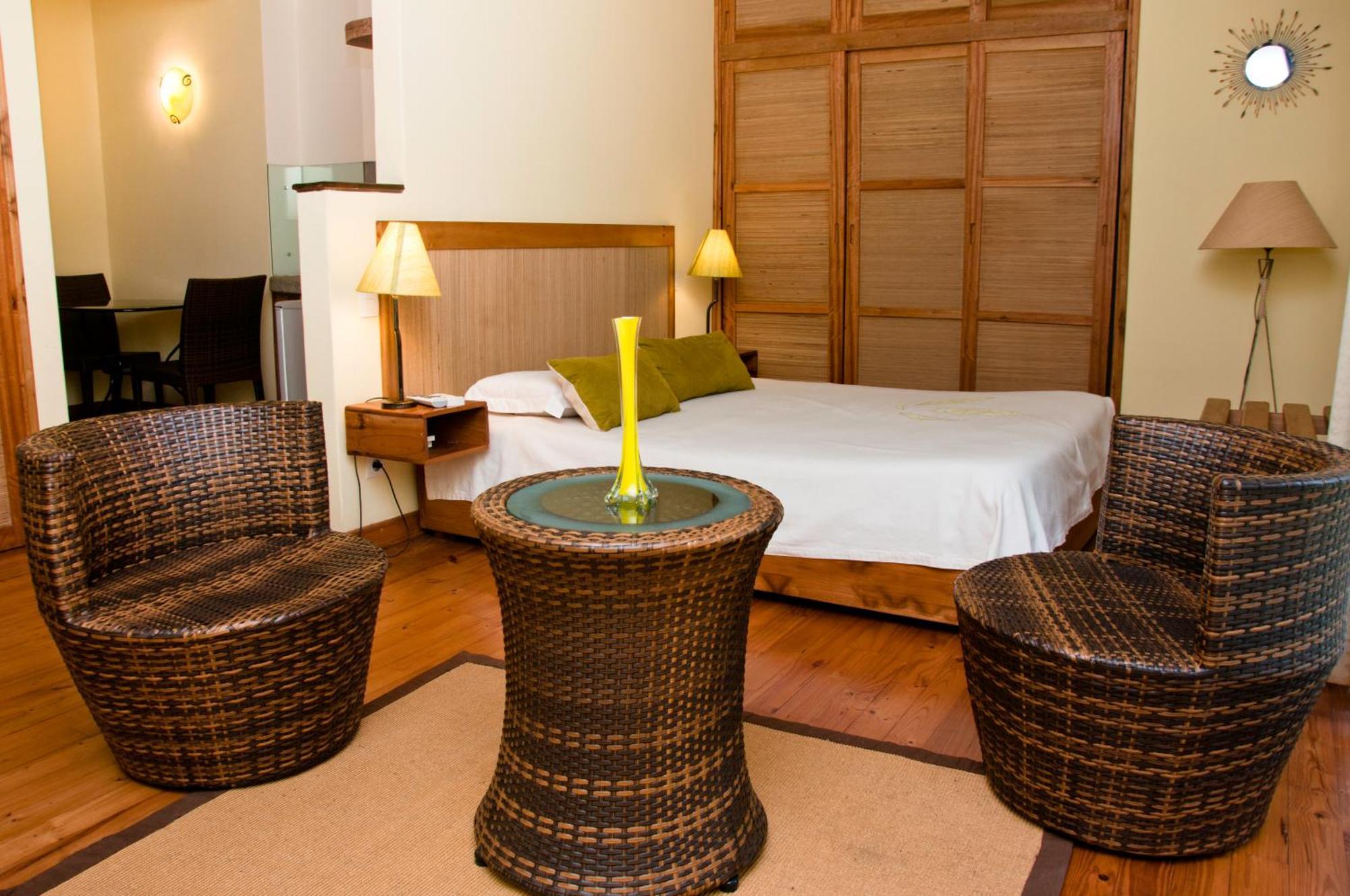 Hotel Restaurant Le Combava Antananarivo Esterno foto